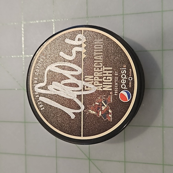 Coyotes hockey puck, signed by Lyubushkin - Picture 4 of 6